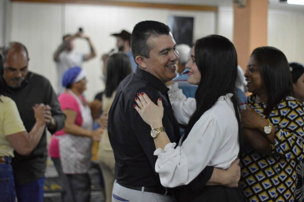 Jantar dançante celebra 55 anos da paróquia